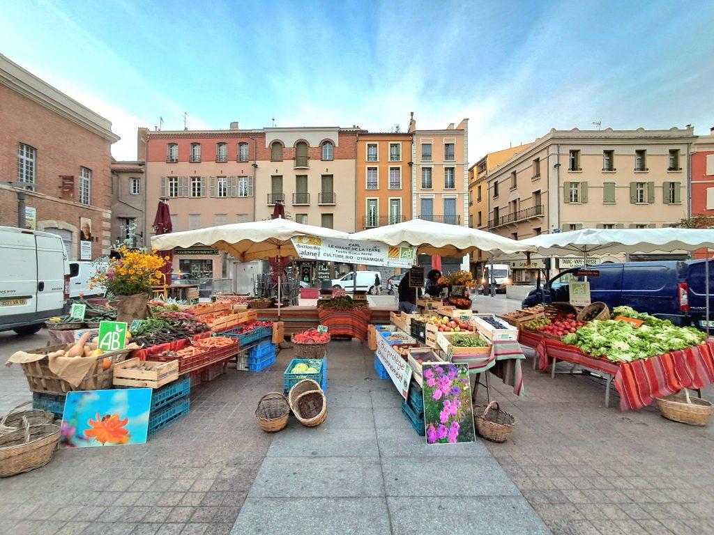 EL mercat Plaça Republica de Peprinyà amb paradeta de productors de fruites i llegums