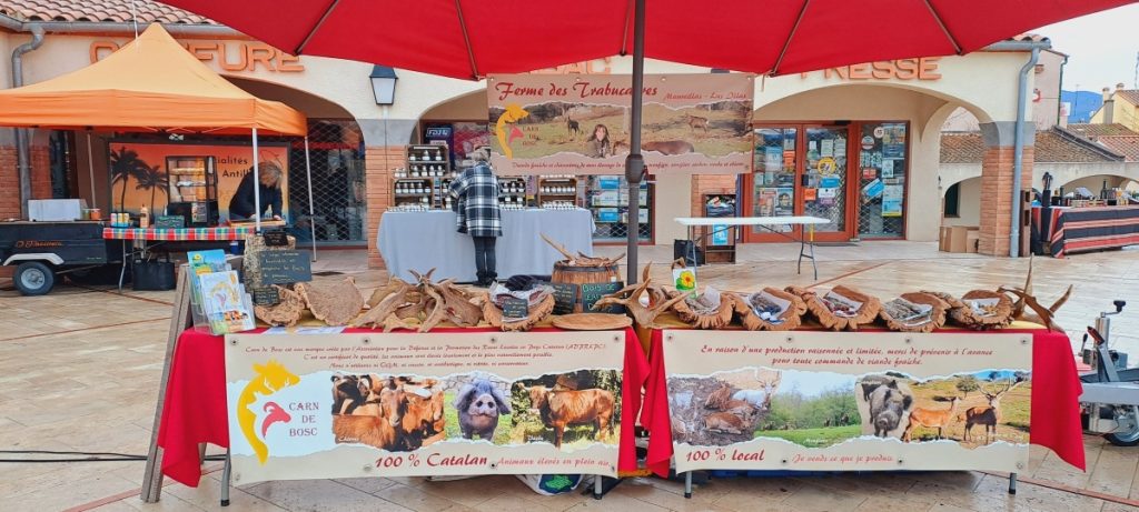 Parada de la Granja dels Trabucaires amb productes Carn de Bosc en un mercat local a Morellàs i les Illes